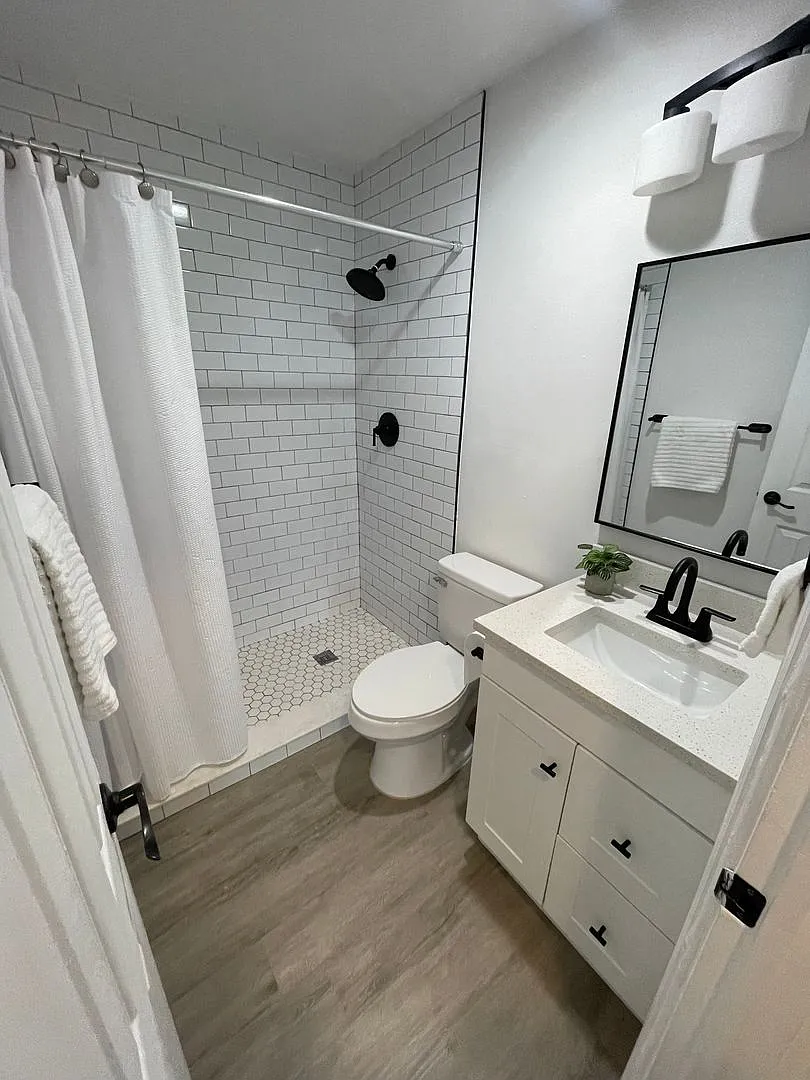 2/1 condo on Lake Killarney — Photo 2
