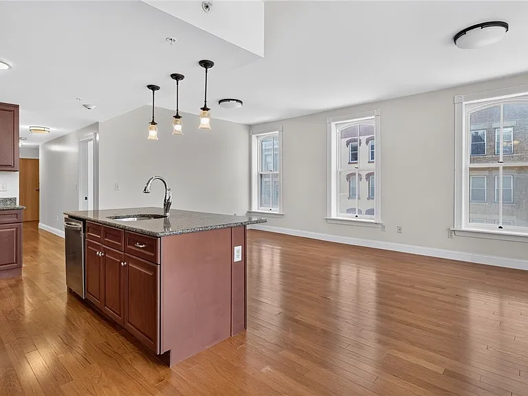 224 E State St — Photo 21