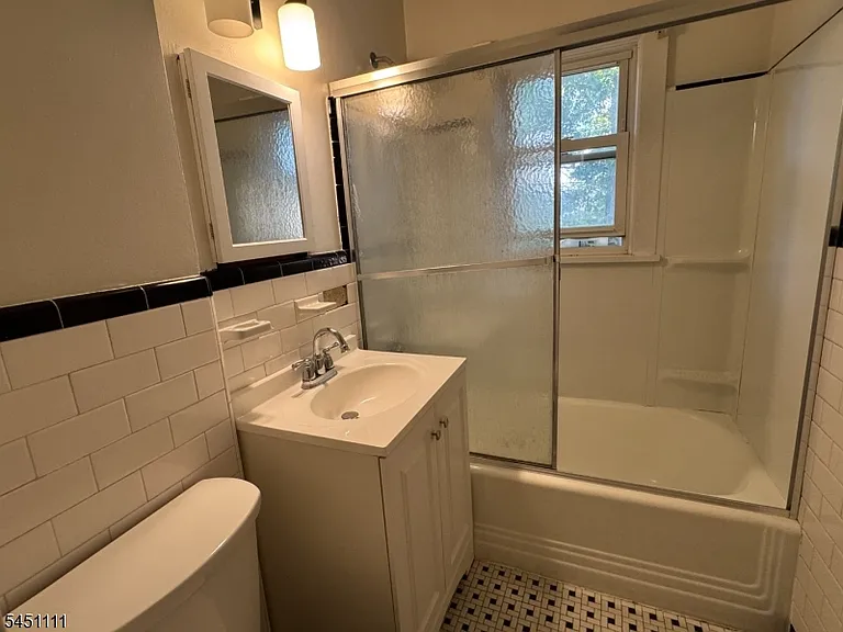 28 Knopf St #2B — Photo 6