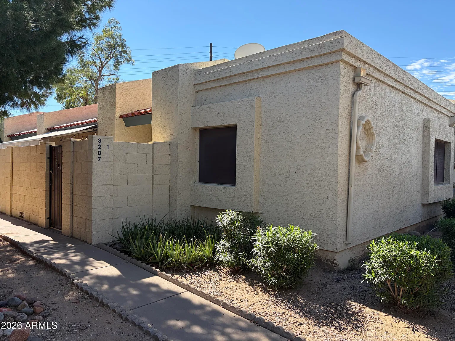 3207 W Loma Ln — Photo 4