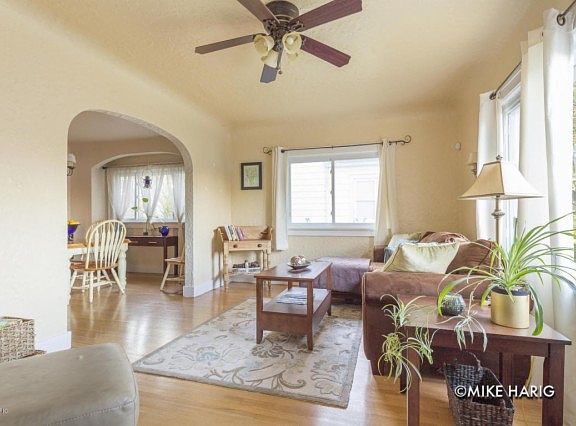 3rd image of 824 Diamond Ave NE