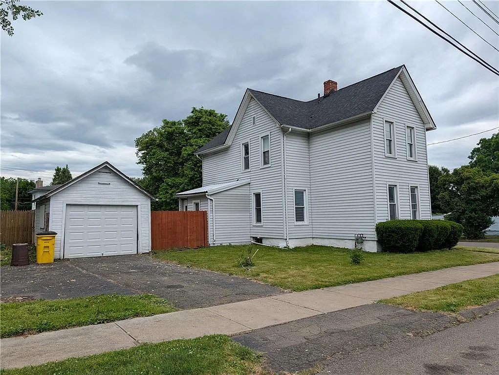 4 bed, 1600 sqft, $1,600 — Photo 2