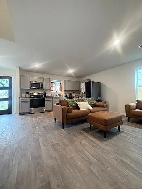 3 bed, 2.0 bath, 1120 sqft, $1,500 — Photo 3