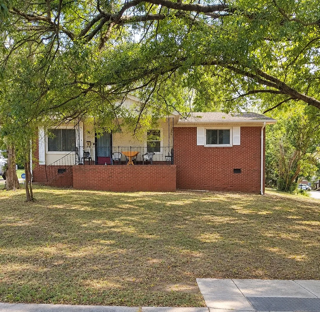 3 bed, 1169 sqft, $1,600 — Photo 1