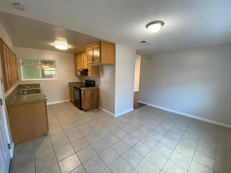 2059 Robin Dr — Photo 7