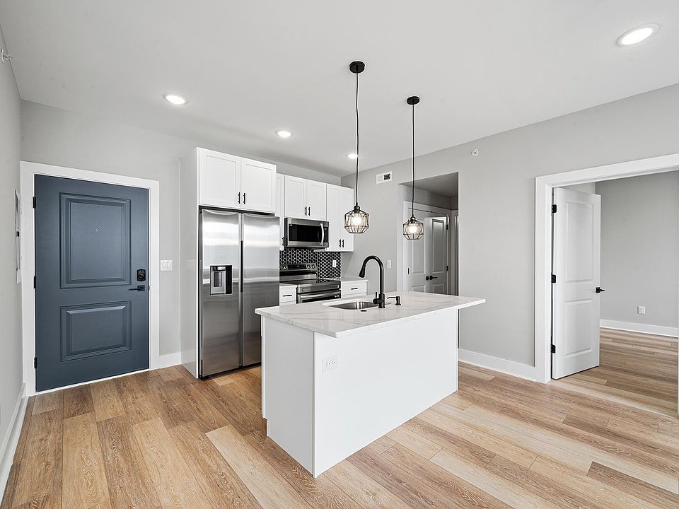 1st image of 2820 W Diamond St #102af3c0b