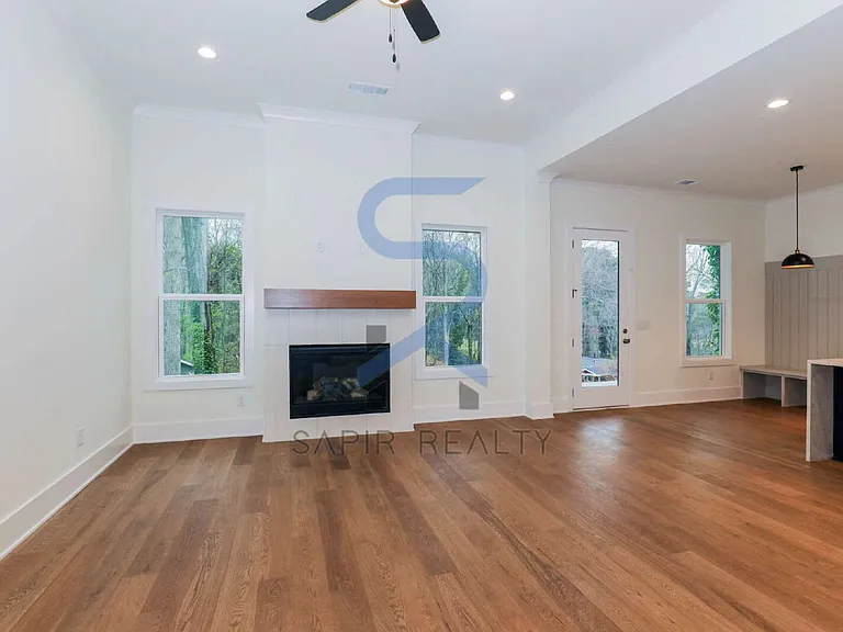 3374 Lee Dr — Photo 2