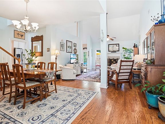 4th image of 107 Simonton Way