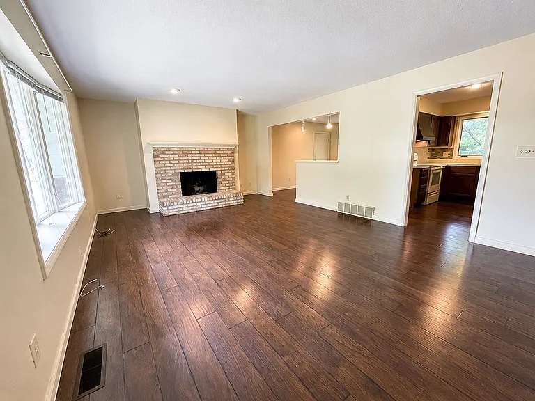 117 S Oxford Rd — Photo 2