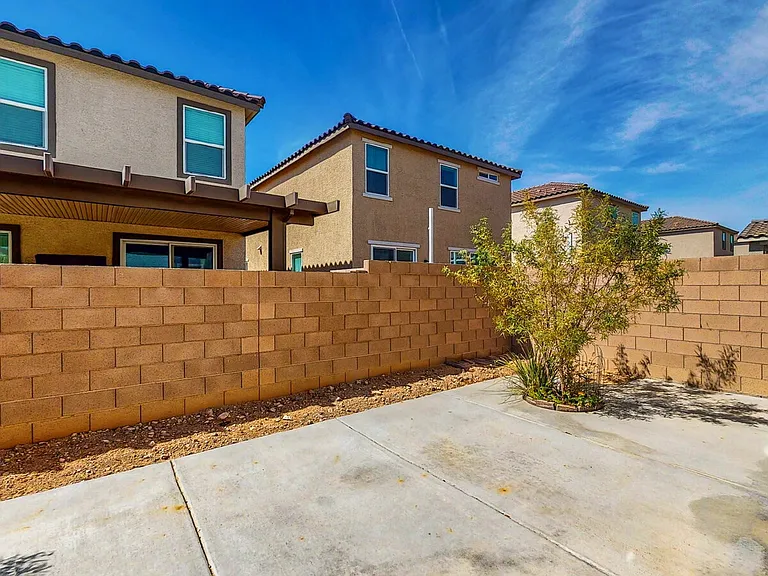 9733 Cluny Ave — Photo 6