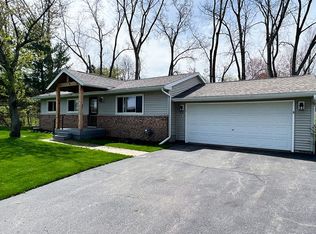 7479 Ledgewood Dr, Fenton, MI 48430