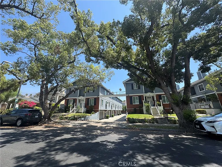 76 N Sierra Bonita Ave #4 — Photo 3