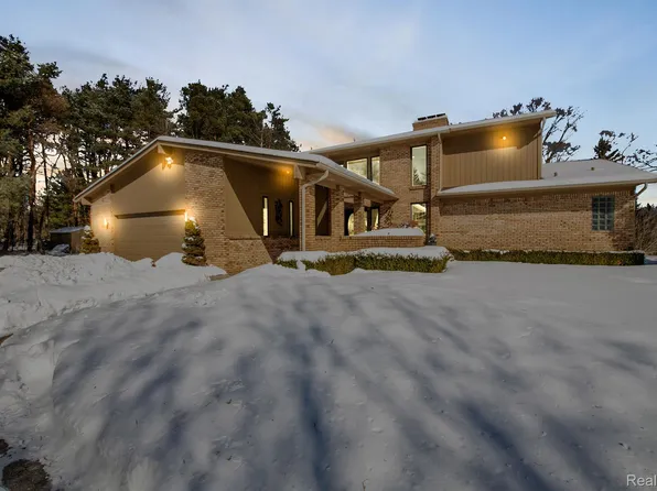 1339 E Gunn Rd, Rochester, MI 48306