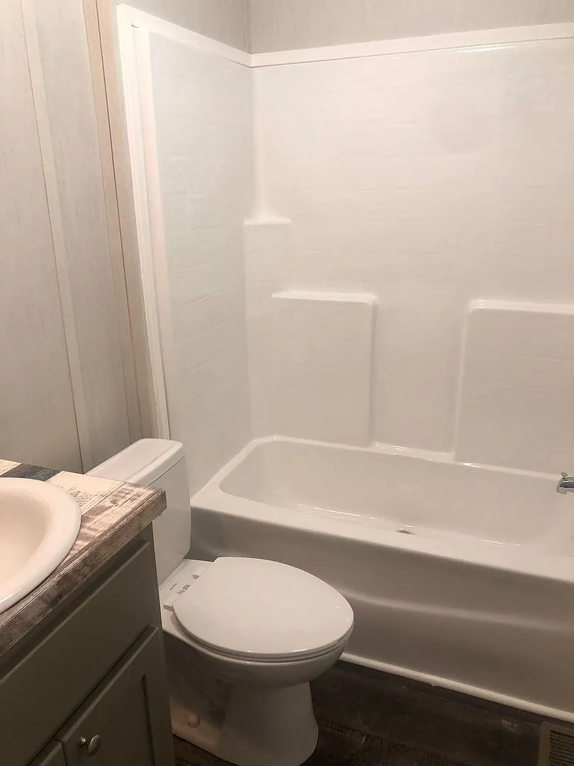 Luxury -3 Bedroom / 2 Bath Mobile Home - Defuniak Springs - 453 W Juniper Avenue — Photo 3
