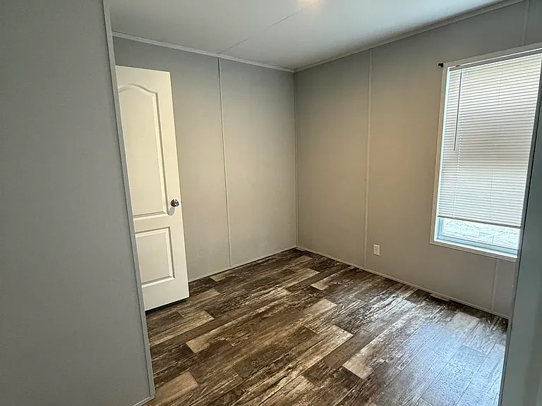 2750 S 72nd Dr — Photo 3