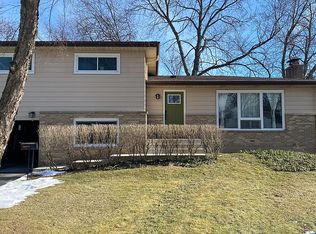 905 Castlewood Ln, Deerfield, IL 60015