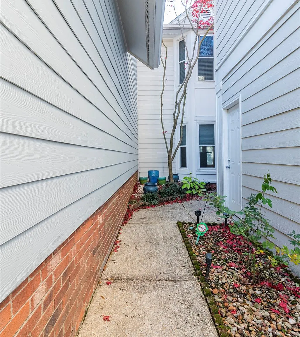 807 Greenleaf Ave — Photo 2