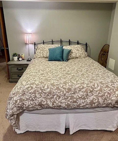 Super comfy! Down comforter and pillows.