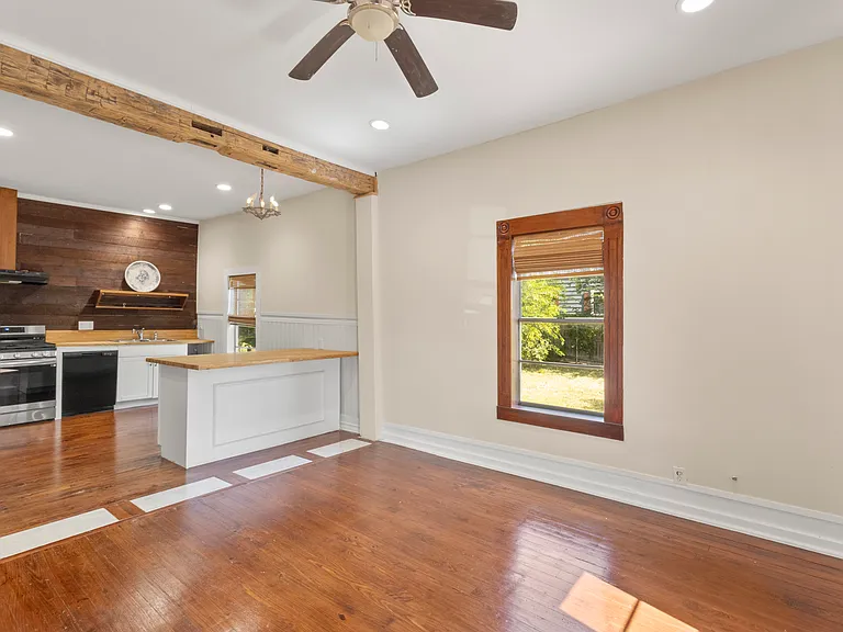 408 S College St — Photo 12