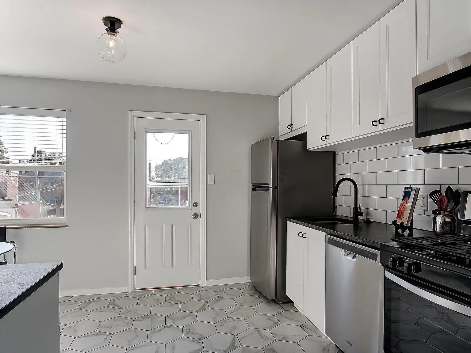 1 bed, 1.0 bath, 4212 sqft, $1,450 — Photo 3