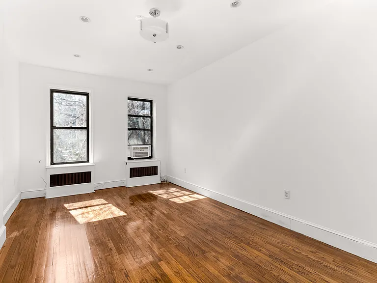 322 W 104th St #4-R — Photo 2