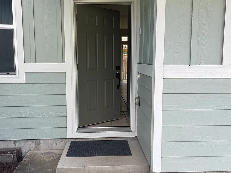 596 Cameron St NE — Photo 3