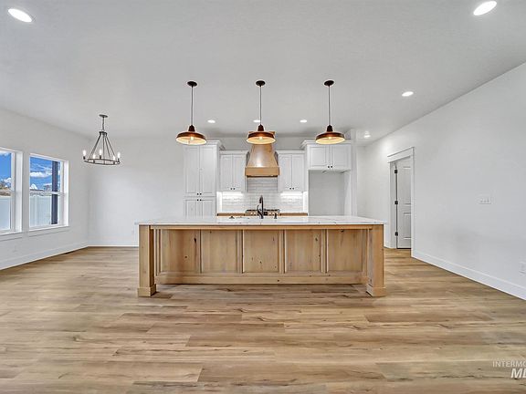3rd image of 1020 Gem Dr