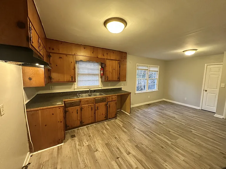 1045 Waverly St — Photo 2