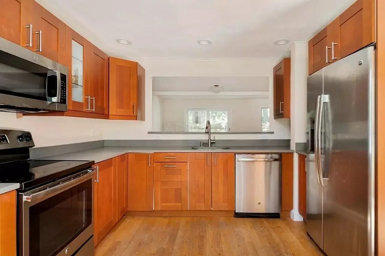 West Somerville / Tufts University / East Arlington area, 3 bedroom, 1 bathroom apartment — Photo 2