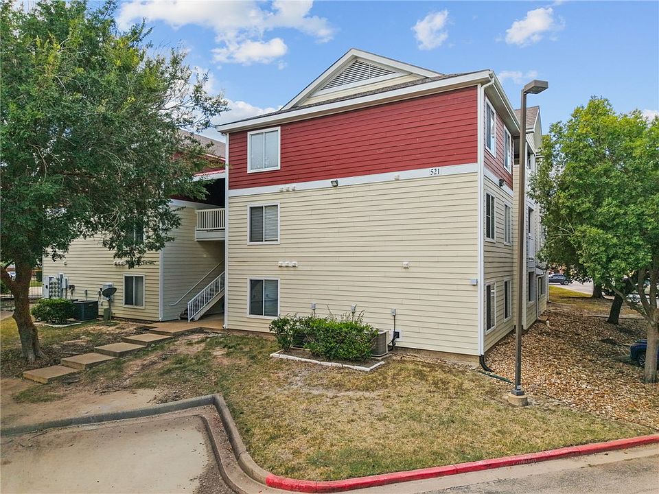1st image of 521 SW Parkway #303