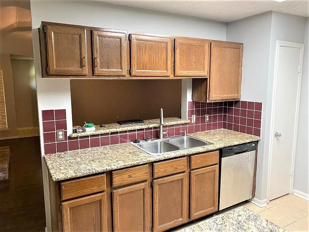 3 bed, 2.0 bath, 1459 sqft, $2,199 — Photo 3