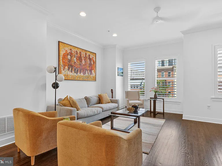 619 E Custis Ave — Photo 4