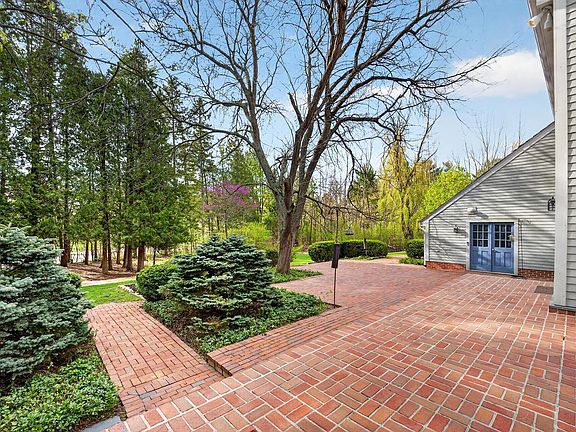 3rd image of 125 W Glenview COURT