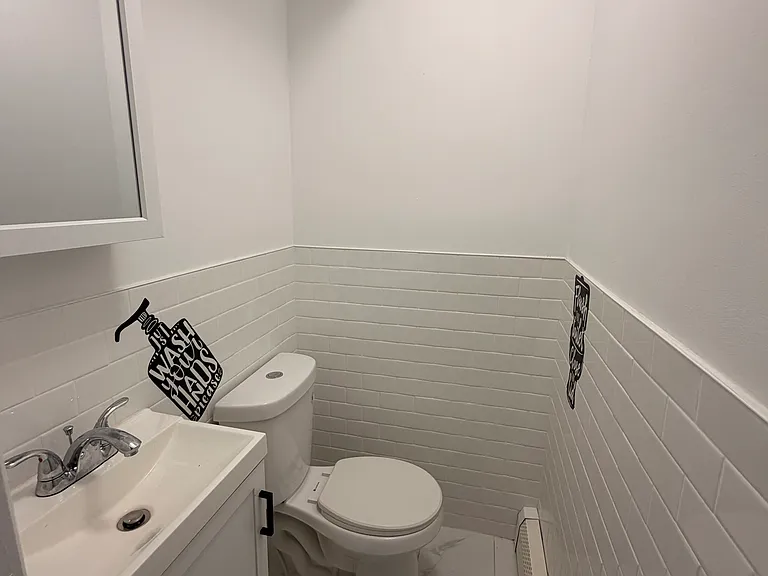561 Quincy Ave — Photo 4