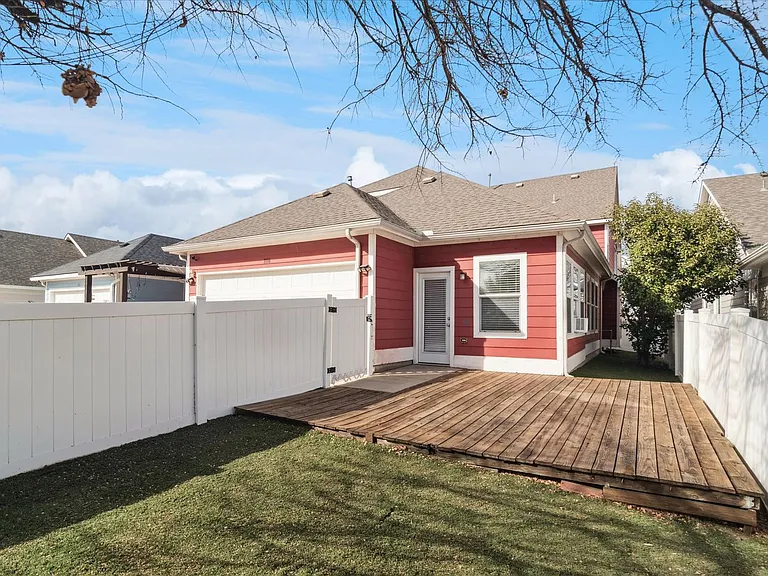 1116 Charleston Ln — Photo 24