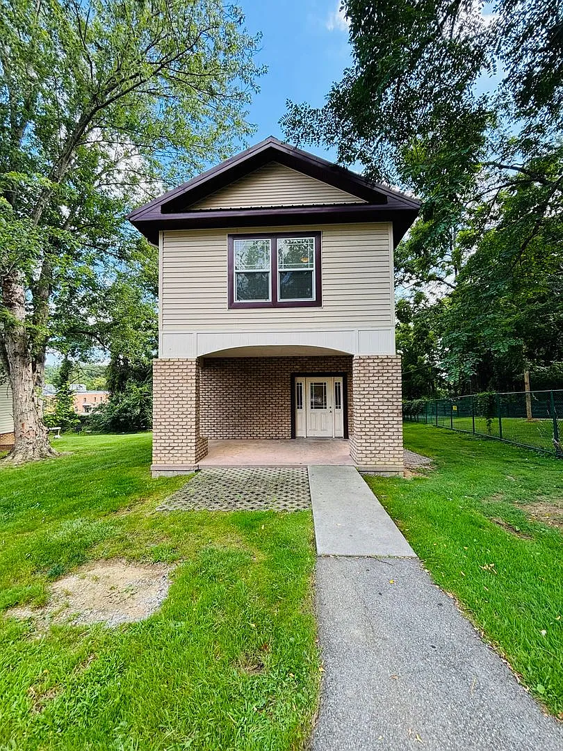 4 Bedroom 3.5 Bath House — Photo 1