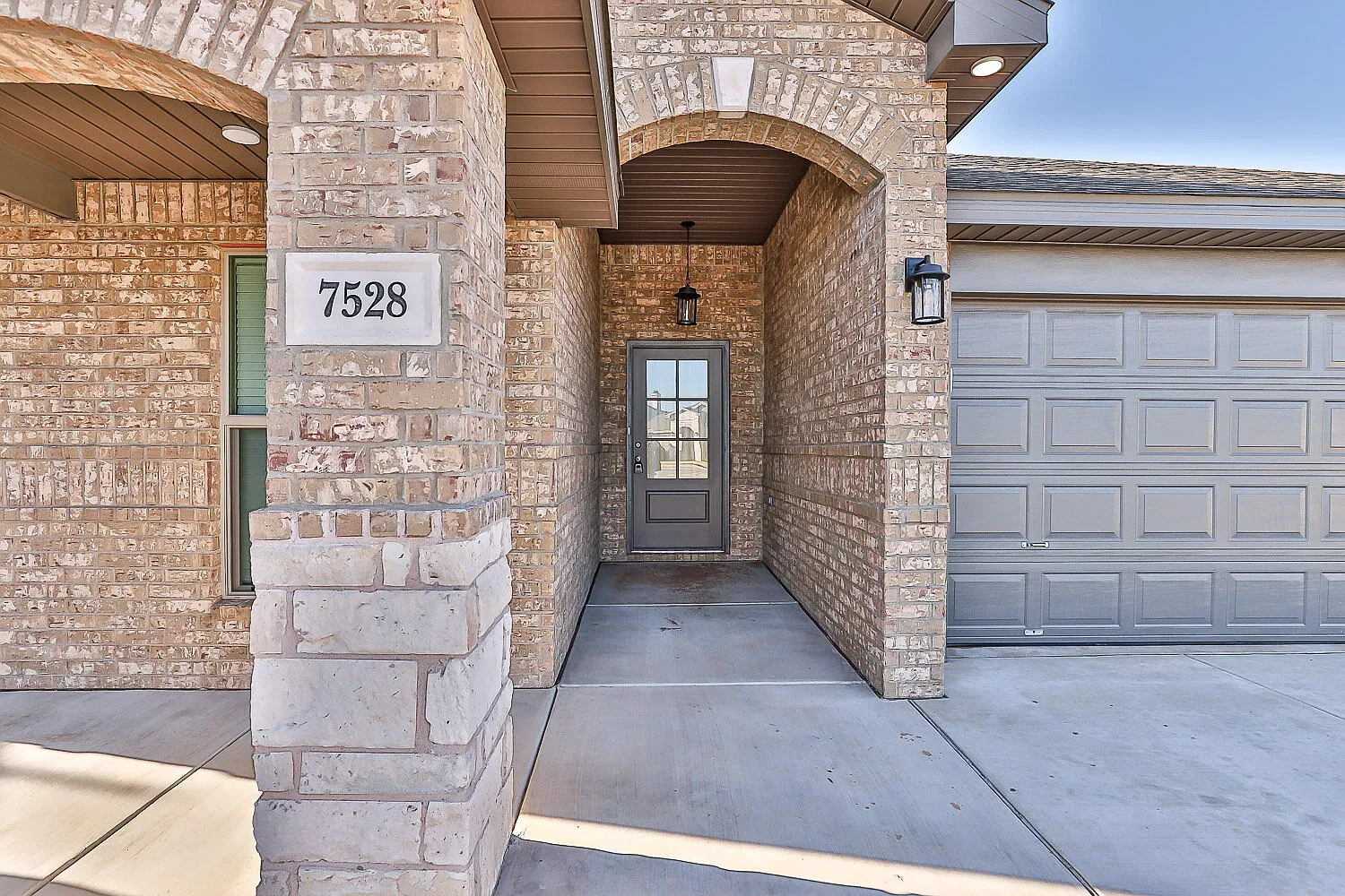 4 bed, 2.0 bath, 2050 sqft, $2,450 — Photo 2