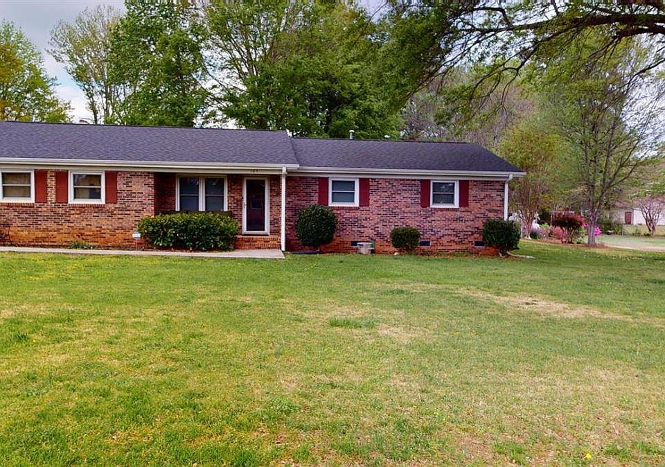 1st image of 105 Eastview Cir #105