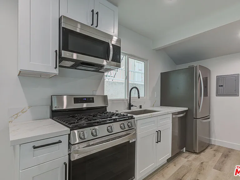 11918 Rochester Ave — Photo 11