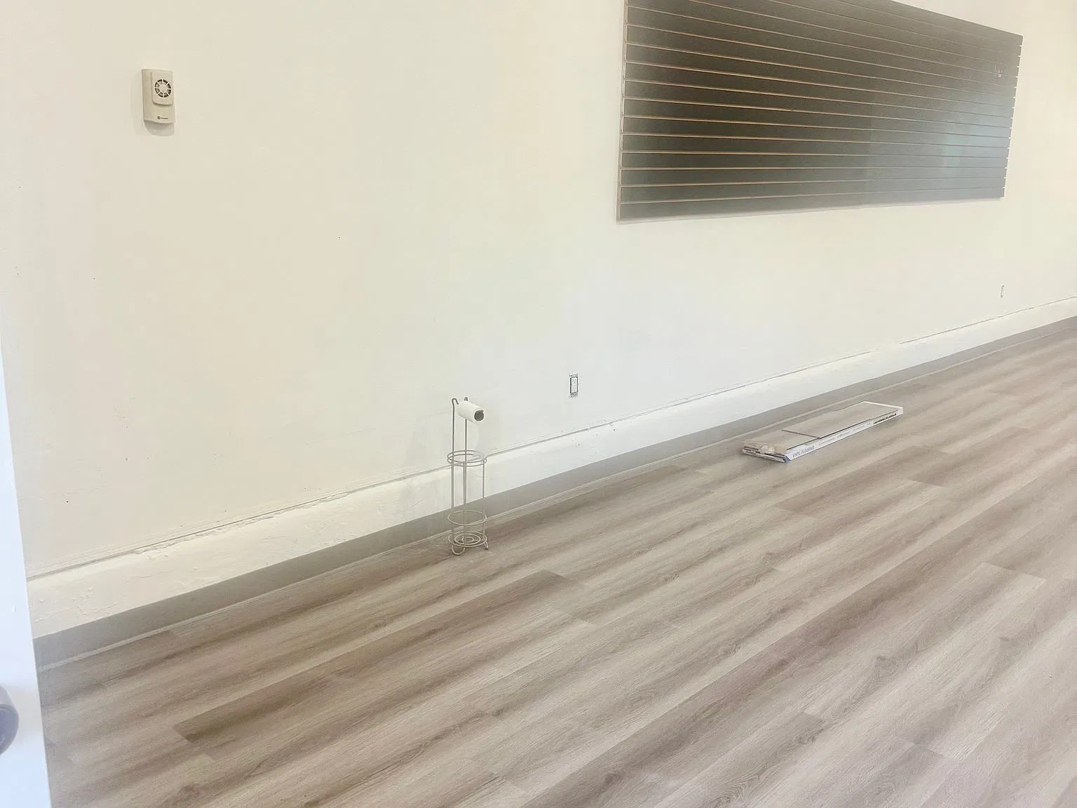 Its retail store 1000 sq with for parking behind — Photo 2