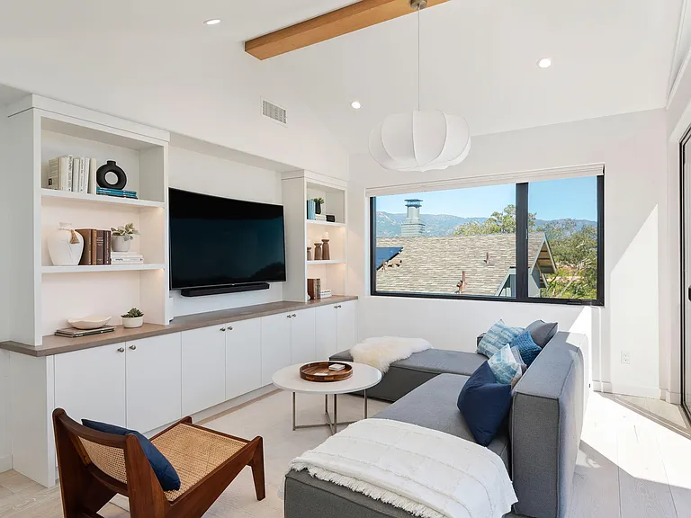 1415 La Cima Rd #B — Photo 8