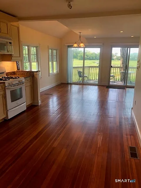 2 bed, 2.0 bath, 1464 sqft, $3,600 — Photo 4