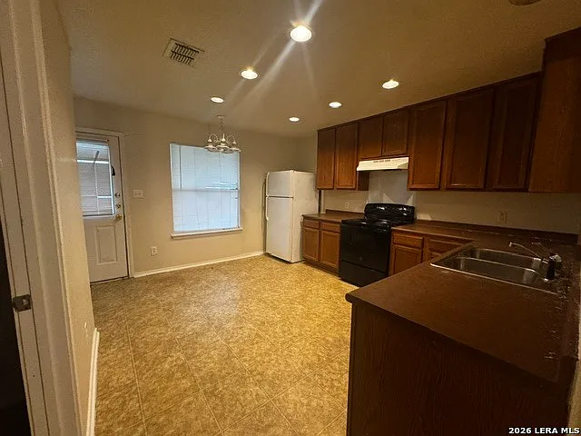 3 bed, 2.5 bath, 1346 sqft, $1,575 — Photo 3