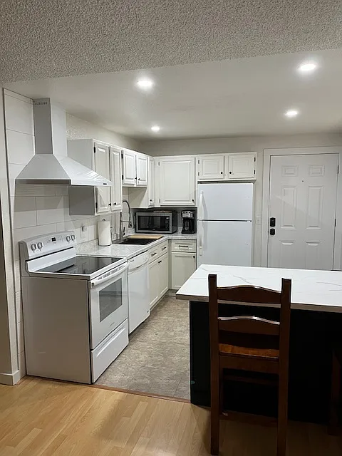 2 bed, 1100 sqft, $1,600 — Photo 2