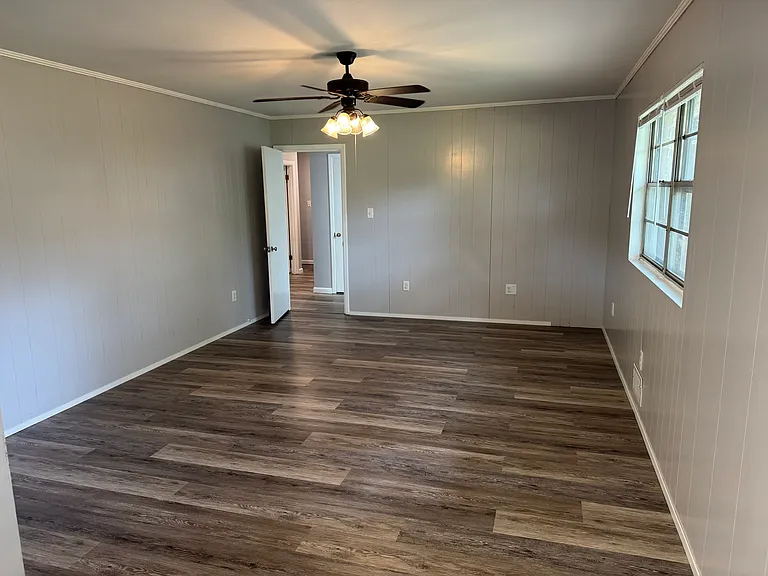 906 Locust Dr — Photo 8