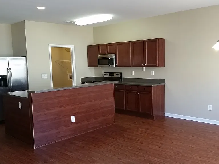 Summit Pointe Apartments — Photo 8