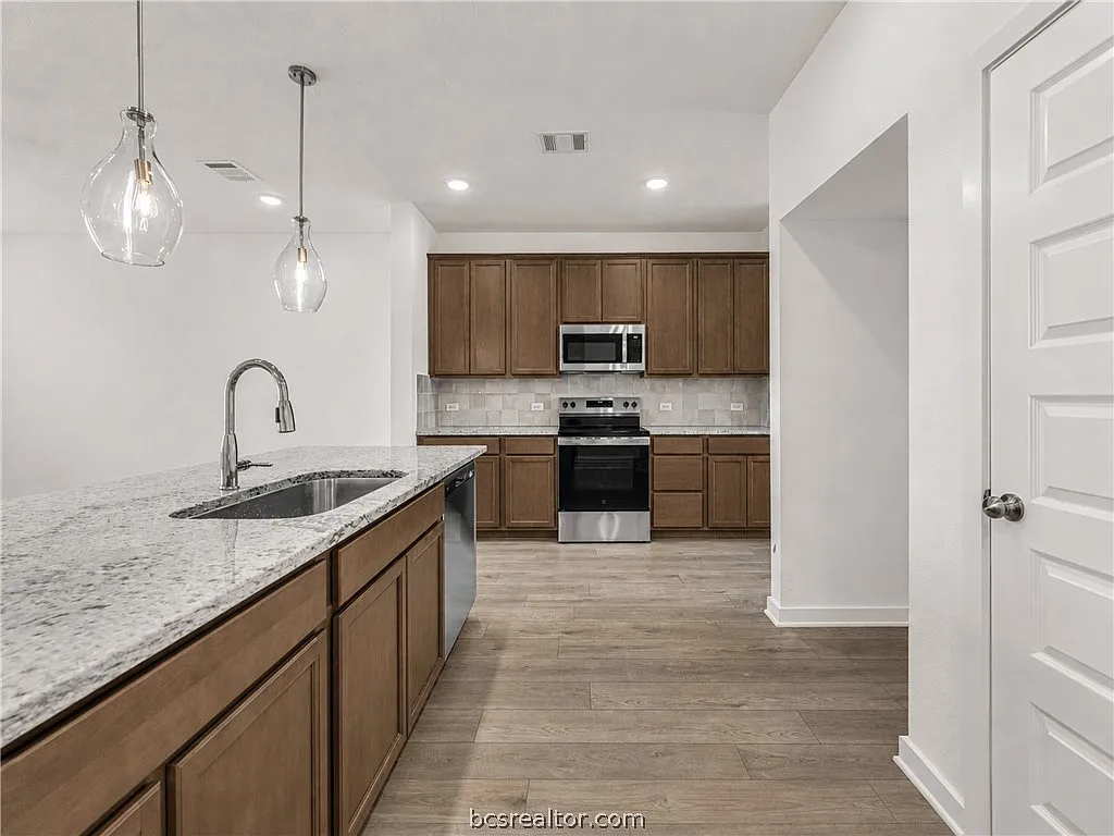 3 bed, 1613 sqft, $1,995 — Photo 3