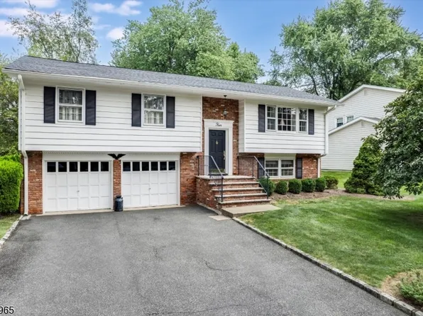 4 Williamsburg Dr, Roseland Boro, NJ 07068