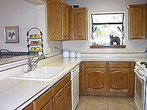 Kitchen w/Breakfast Bar