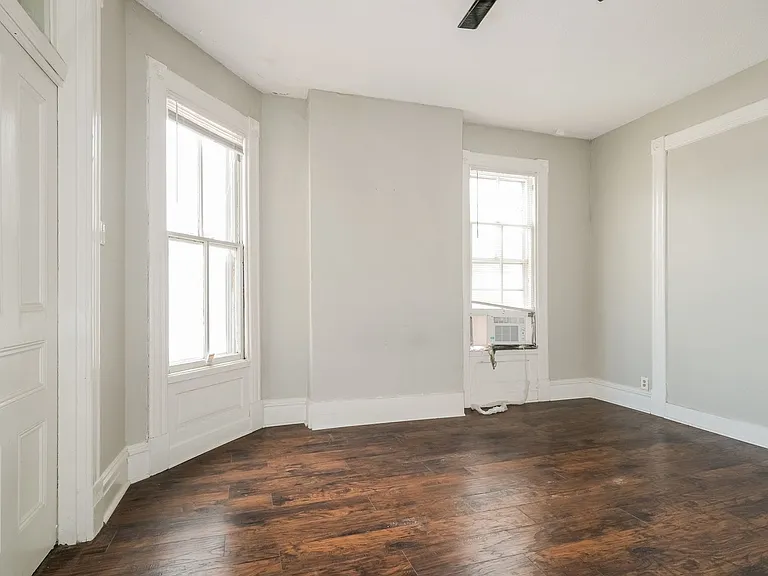 2821-2823 Henrietta Pl — Photo 5